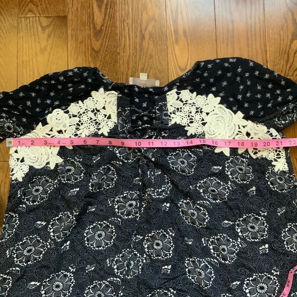 LOFT Black and White Floral Flowy Shirt. Size S Petite. - Picture 8 of 10